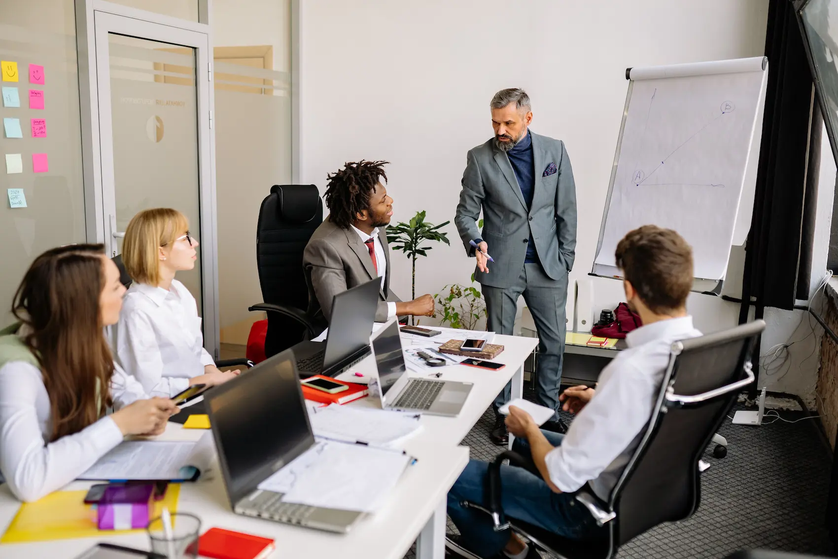 Profesionales en una sesión de trabajo sobre transformación cultural empresarial.