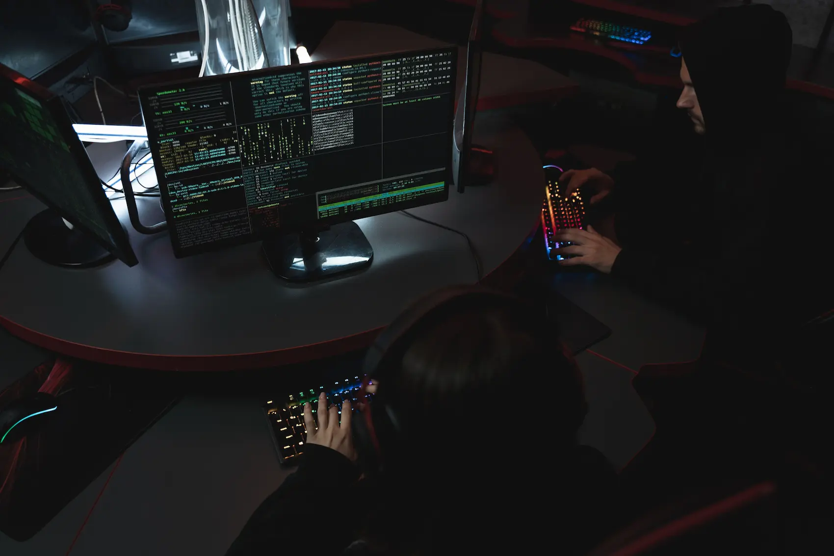 Equipo de desarrolladores de software trabajando frente a sus pantallas en una oficina de tecnología en Colombia.